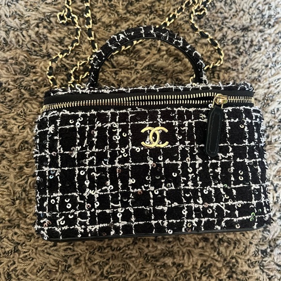 NOT AVAILABLE Brand New!! EXTREMELY RARE Chanel Tweed And Sequin Vanity - Picture 2 of 12